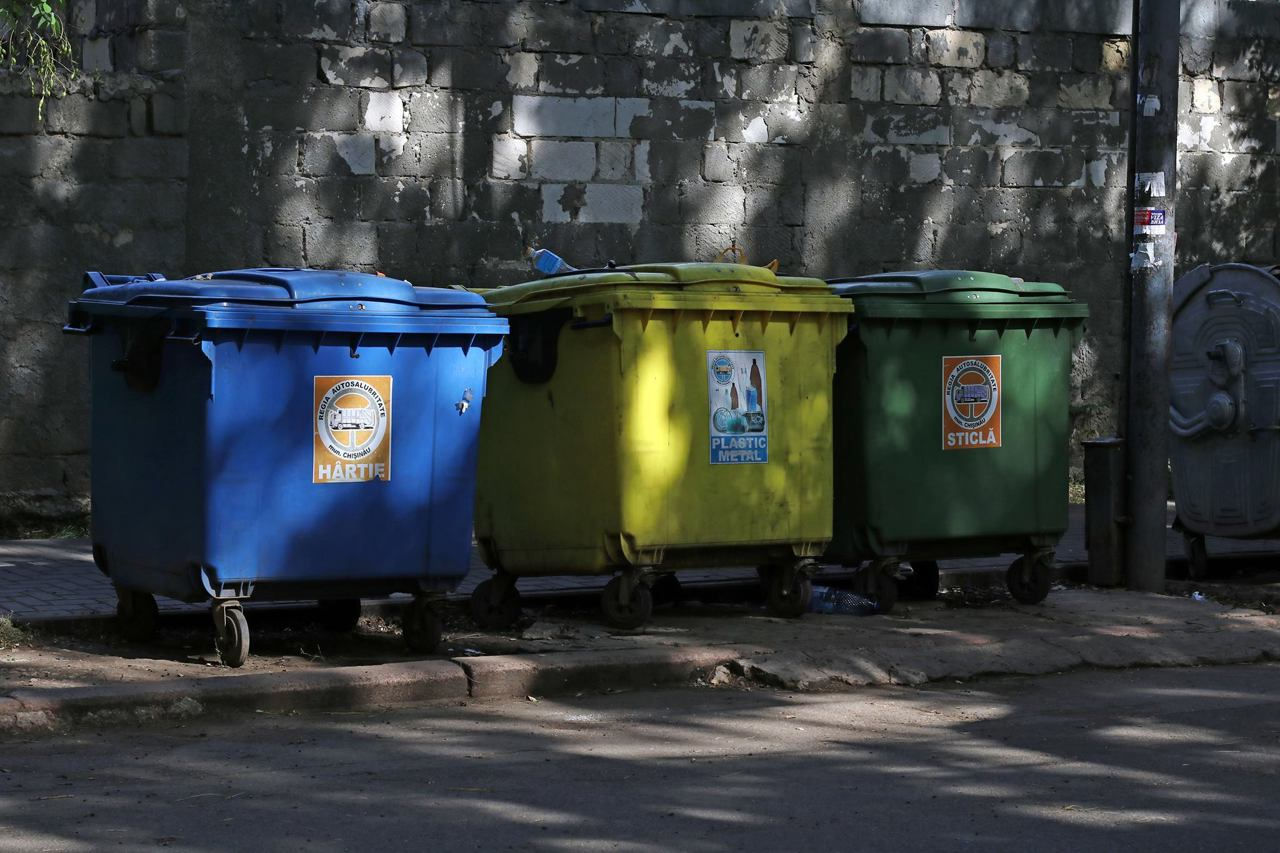 180 de containere pentru gunoi din Chișinău au fost reparate sau înlocuite.