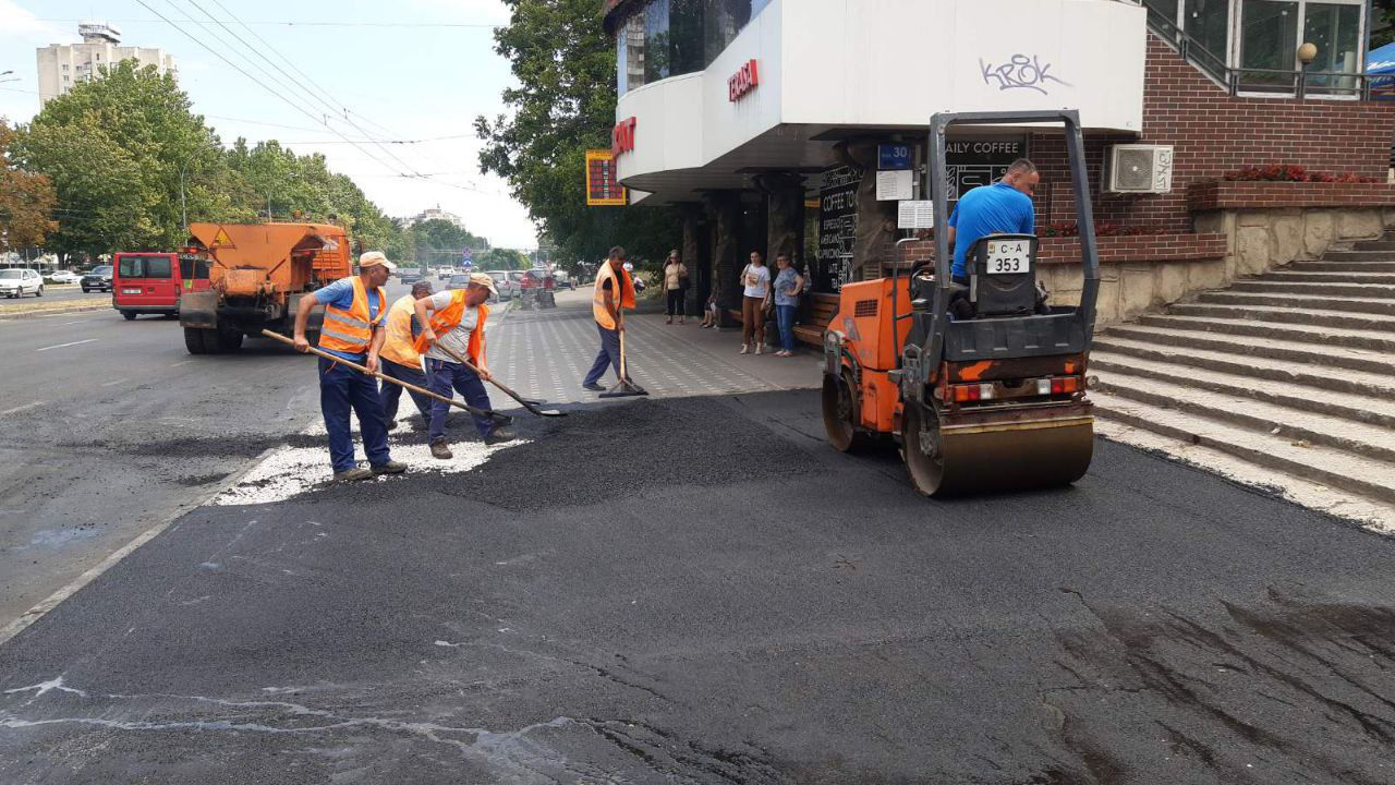 В столице продолжается ремонт дорог и тротуаров.