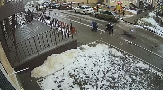 В Воронеже мужчина с 17 этажа упал на коляску с младенцем.