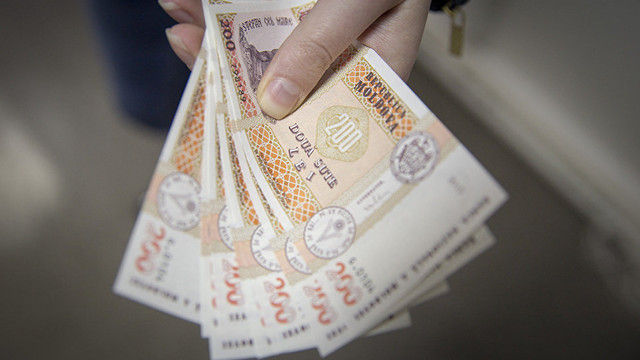 Минтруда призвало не возвращать соцвыплаты до завершения проверок.