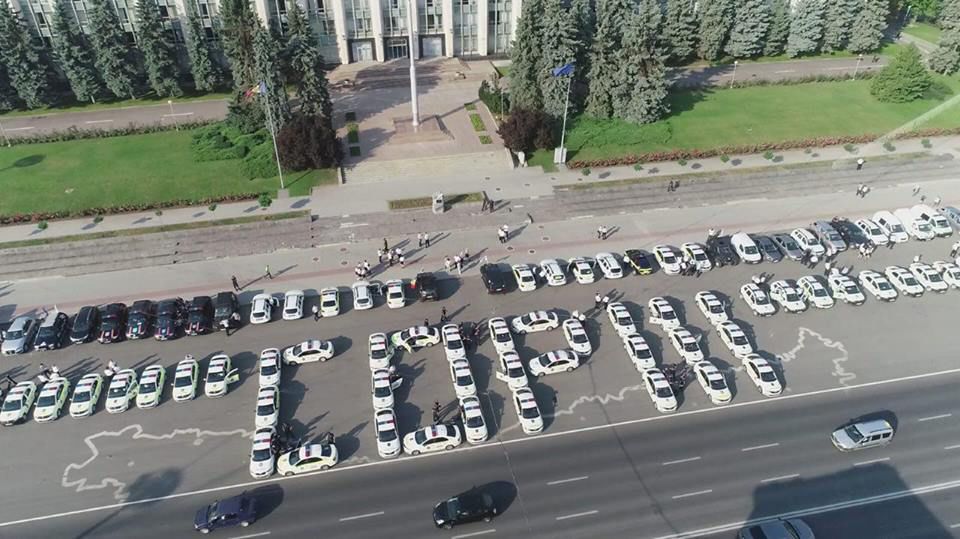 Собранные в ходе национальной кампании школьные принадлежности сегодня, 18 августа, получат 1 900 детей со всей страны. Фото: facebook.com/Poliția Republicii Moldova.
