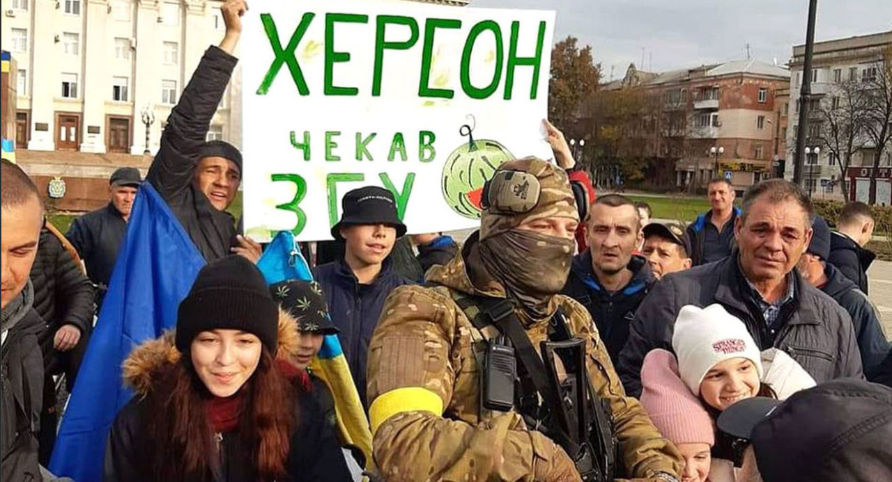 Sky News снял репортаж из Херсона: люди вышли на улицы с флагами Украины.