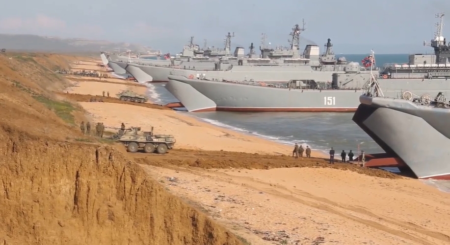 Российские военные покидают Крым.