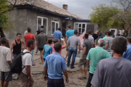 По словам местных жителей, цыгане появились в селе три года назад. Кадр: видео YouTube