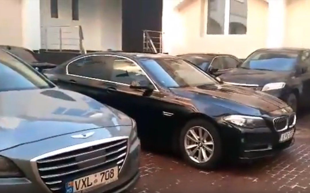 На парковке Высшей судебной палаты стоят автомобили класса "люкс".