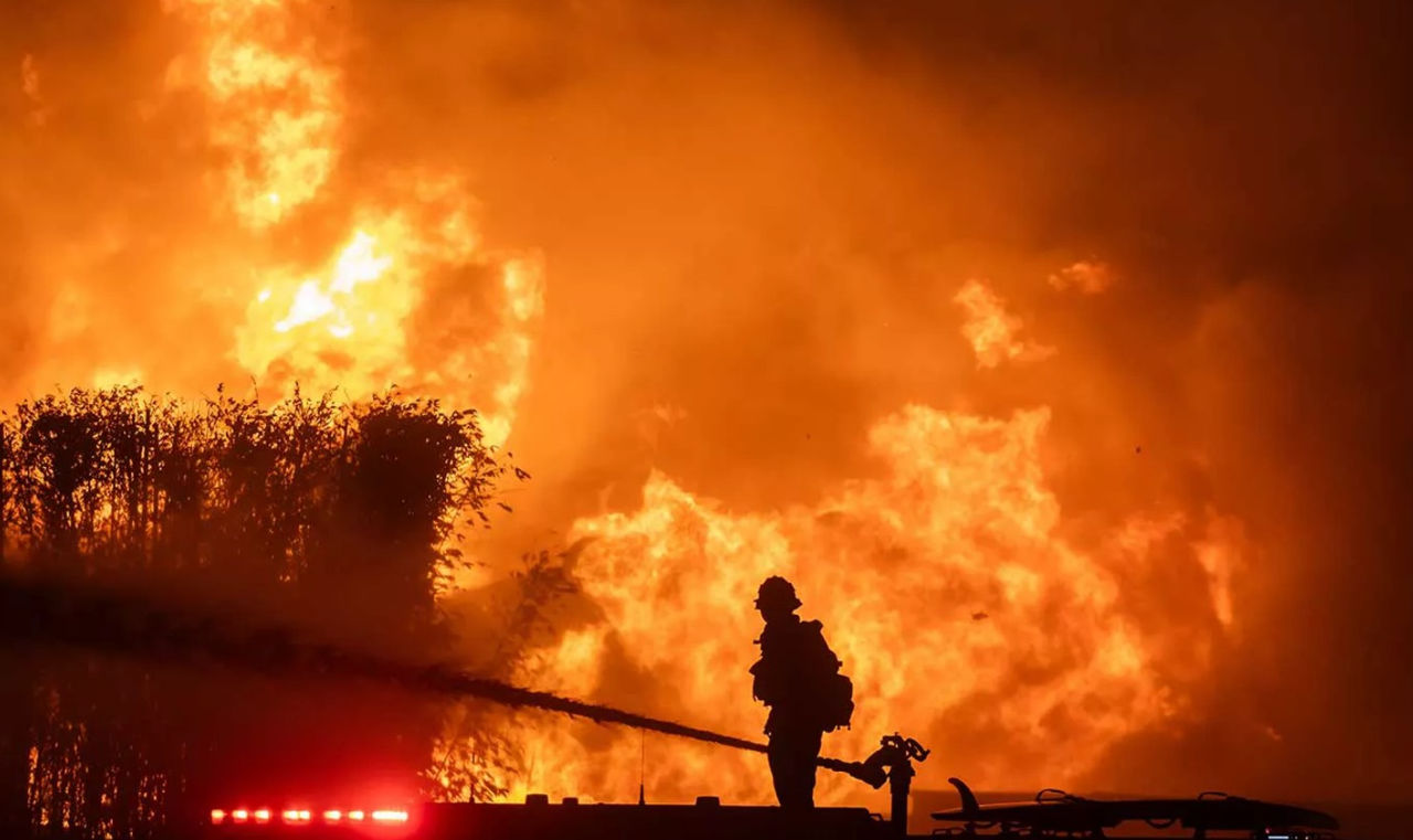 Incendiile de vegetație din Los Angeles au devenit cel mai costisitor dezastru natural al anului 2025.