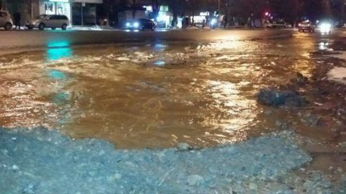 O stradă din Capitală s-a transformat într-un râu, după ce o ţeavă de alimentare cu apă rece s-a spart. 