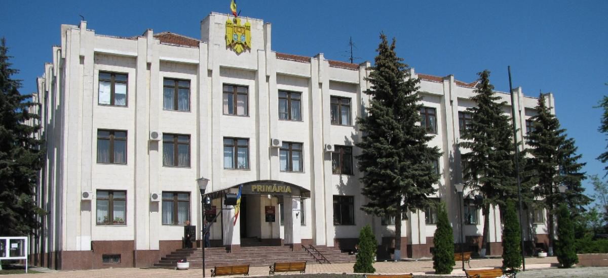 Автомобили примэрии Хынчешть заправляет компания сына примара.
