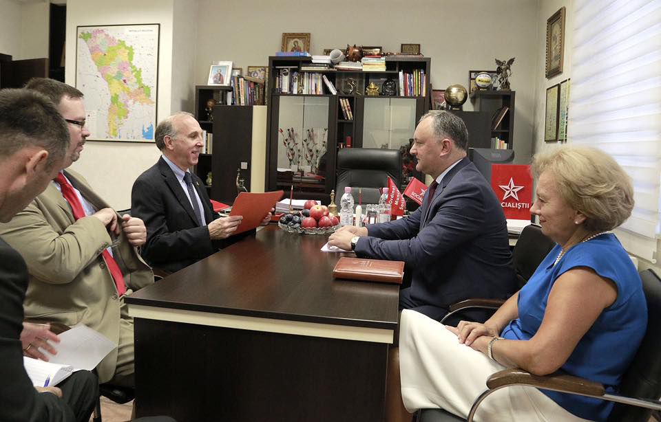 Dodon servește rușii cu produse „periculoase”. Foto: ziarulnational.md
