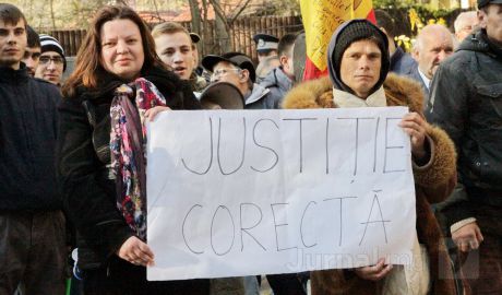акции протеста присоединились и два работника суда.