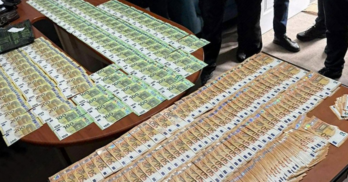 Patru persoane, reținute în flagrant în timp ce primeau o mită de 40.000 de euro.