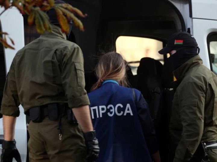 Более 60 обысков прошло в белорусских СМИ и у их сотрудников за 10 дней.