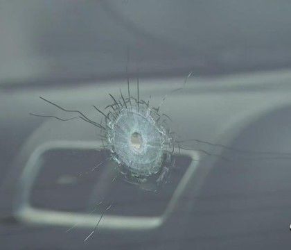 Politistii incearca acum sa dea de urma barbatului care a impuscat-o si care conducea un SUV alb.