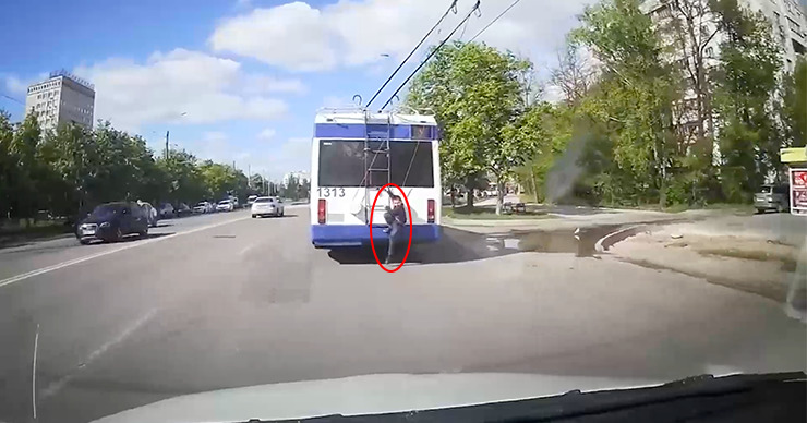 В Кишиневе в объектив камеры попал очень юный зацепер.