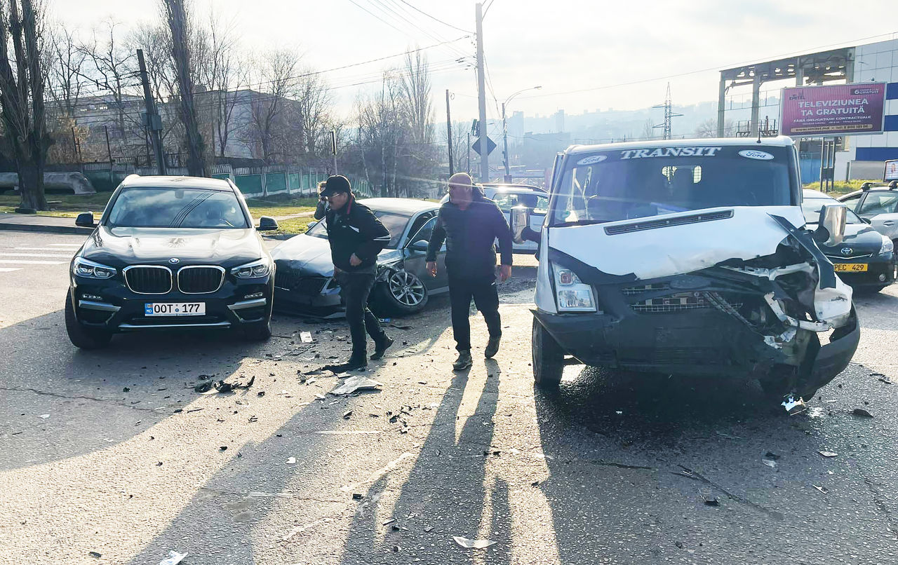 Trei mașini s-au ciocnit într-un accident la Chișinău: Un pasager, rănit.