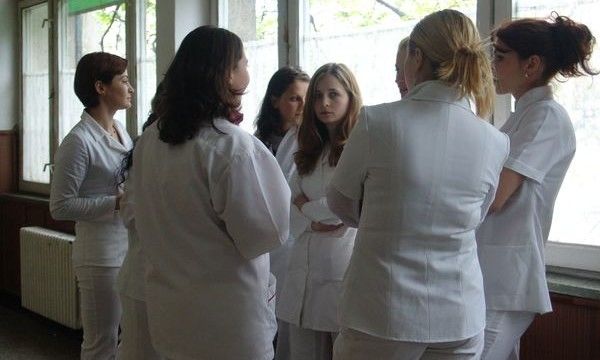 Femeia văzând starea angajaţilor medicali, s-a refuzat de serviciile respective şi s-a deplasat la un alt spital pentru copii din capitală.