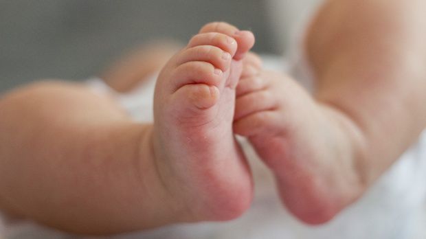 Un bebeluș a murit la 3 ore după naștere. Greșeala fatală a medicilor