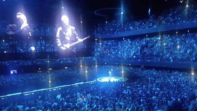 Группа «U2» на концертах транслирует изображения с протестов в Бухаресте.