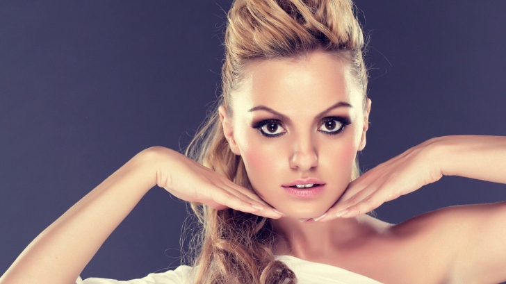 Deşi Alexandra Stan nu se află în aceeaşi categorie, cotele ei nu sunt deloc de neglijat.