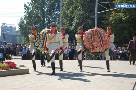 Возложение цветов к памятнику Штефана чел Маре запланировано на девять утра.