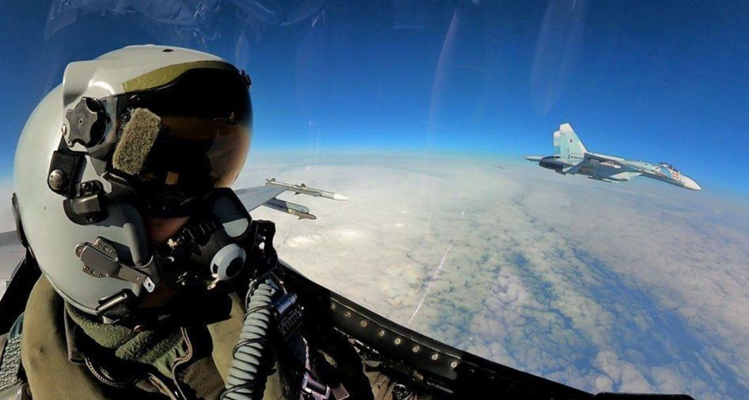 Румынские F-16, дежурящие в Балтии, осуществили перехват двух российских истребителей.