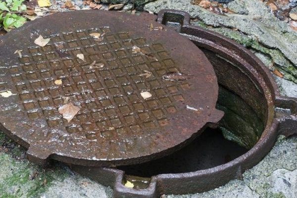 В Баурчи неизвестные оставили канализационные колодцы без люков.