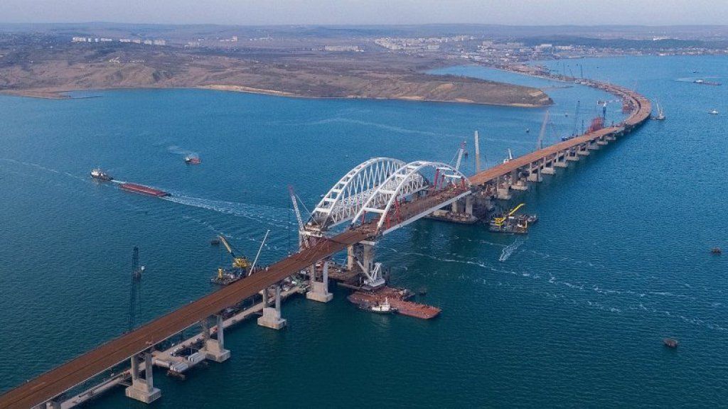 Мост в Крым из Краснодарского края - самый протяженный в России, его длина составляет 19 километров. 