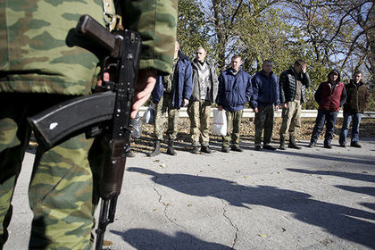 Украинское командование и ополченцы ведут обмен пленными, захваченными в ходе конфликта в Донбассе. 