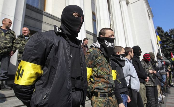 «Правый сектор» заявил, что намерен завершить начатую революцию в стране.
