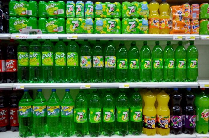 Гастроэнтеролог объяснила, как газировка наносит удар по печени.