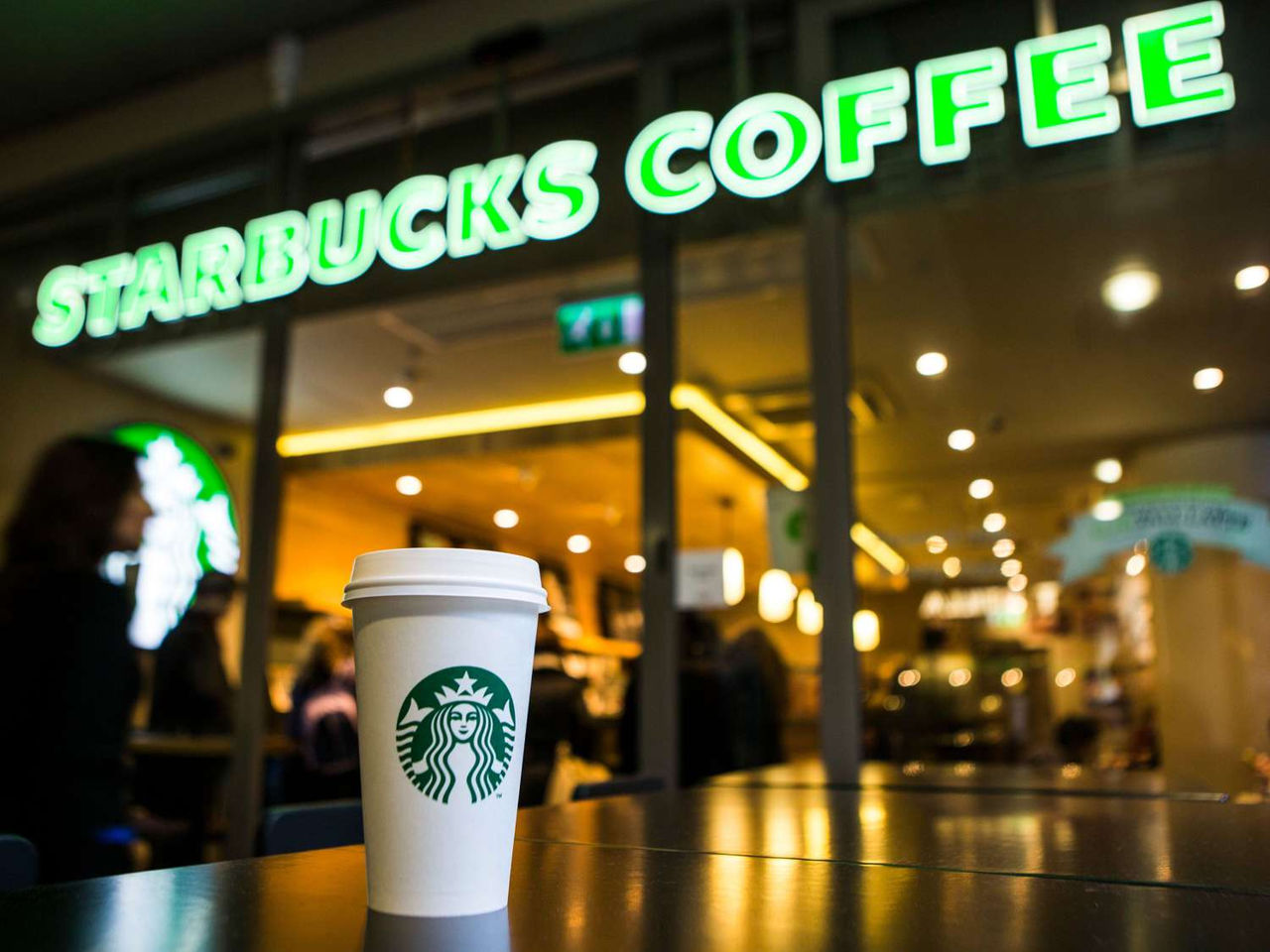Starbucks перестанет брать дополнительную плату за альтернативное молоко.