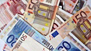 Euro s-a depreciat astăzi faţă de dolar, ajungând la cel mai redus nivel din ultimii aproape 12 ani. Foto: mbc.md