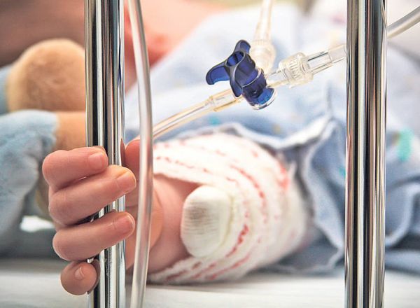 Un copil de doi ani, in stare grava la spital dupa ce a bagat mana in masina de spalat in timp ce aceasta functiona. Foto: protv.md