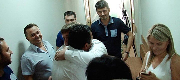 У суда Кукулеску приветствовали сторонники «Нашей Партии» и гражданские активисты.