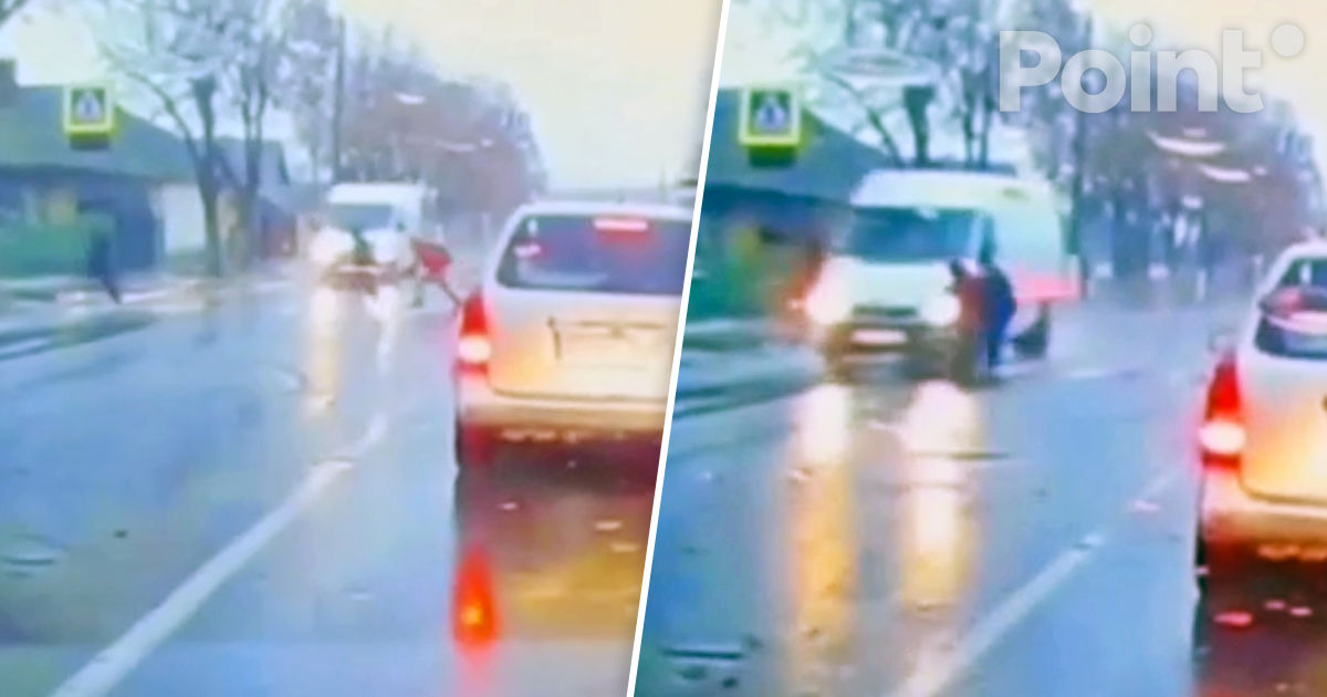 Un șofer de microbuz care a lovit doi copii la o trecere de pietoni din Bălți, căutat.