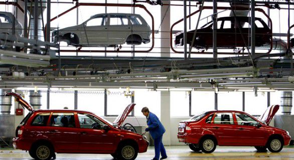 AvtoVAZ cere ajutorul acţionarilor după pierderi record în 2015.