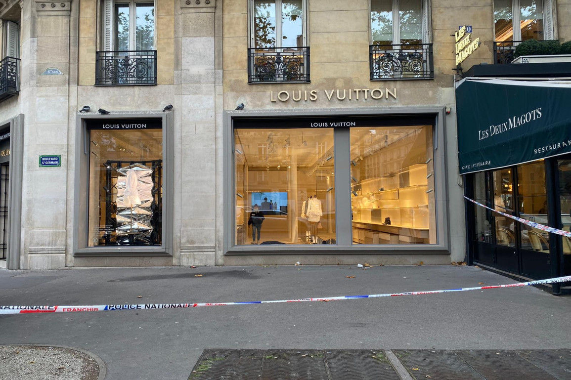 Un magazin Louis Vuitton, jefuit în centrul Parisului: Pagubele sunt estimate la 900.000 de euro.