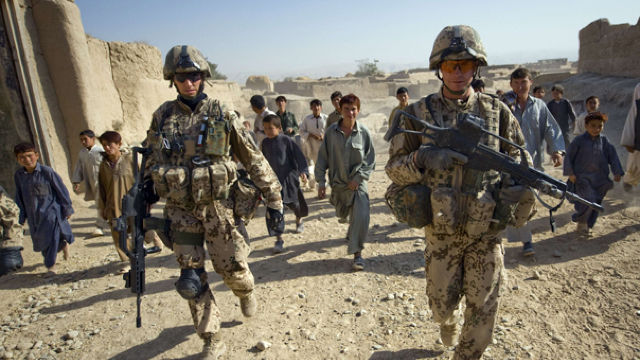 Rusia avertizează că ar putea ataca trupele susţinute de SUA în Siria.
