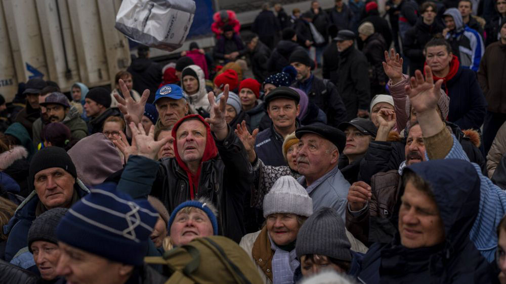 В освобождённом Херсоне, где нет света и воды, раздают гуманитарную помощь.