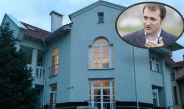 Liderul liberal-democrat Vlad Filat a dezminţit informaţiile apărute în presă precum că, el ar fi cumpărat o casă de 600 de metri pătraţi, în valoare de aproape 2 milioane de euro.