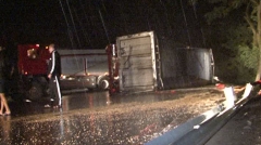 Potrivit poliţiştilor, conducătorul auto ar fi pierdut controlul volanului din cauza condiţiilor meteo nefavorabile.