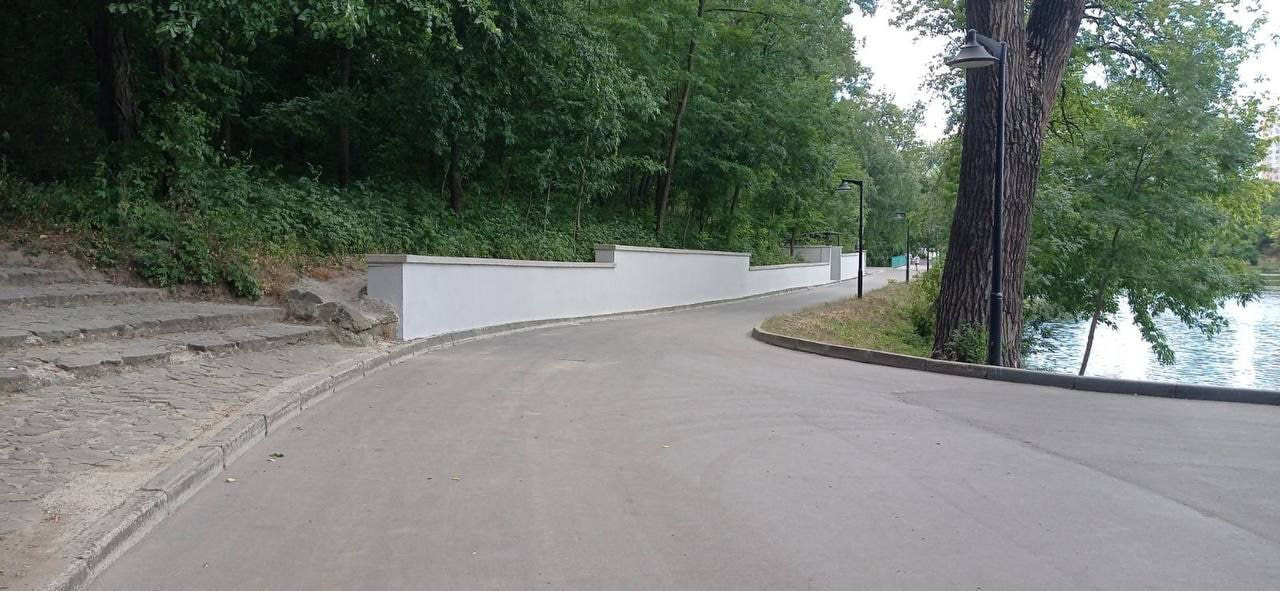 Ремонтируется вход в парк “Долина роз” с улицы Мелестиу.