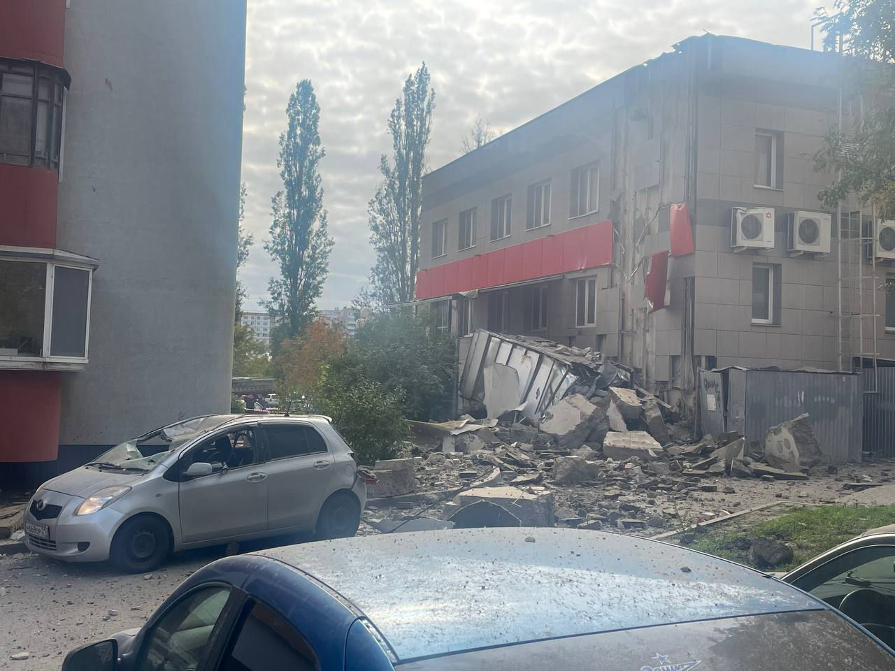 В Белгороде многоэтажный дом пострадал во время обстрела.