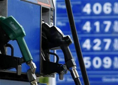 Autoritatile se lauda ca au reusit sa convinga companiile petroliere sa ieftineasca benzina si motorina, dar statiile PECO nu se grabesc sa afiseze preturi noi.