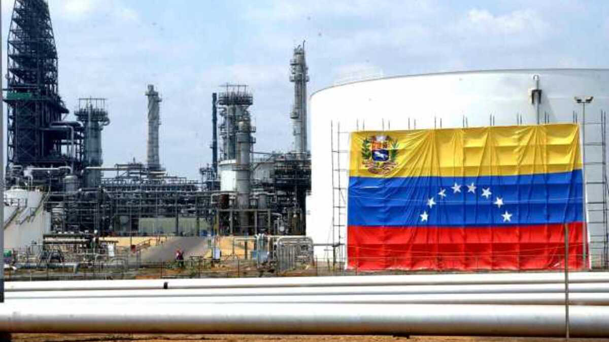 СМИ: США ослабят санкции против Венесуэлы в обмен на поставки нефти.