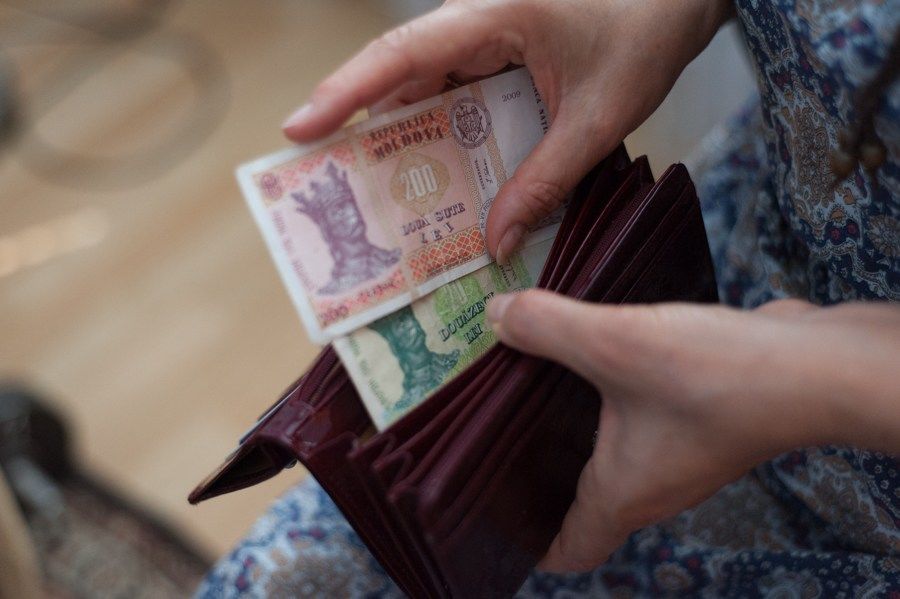 Stabilitatea cursului leului pe piaţă depinde de intervenţiile BNM.