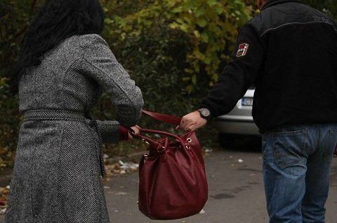 Potrivit poliției din Padova, în ultimul timp s-au întețit numărul cazurilor când femeile neînsoțite sunt atacate de hoți.