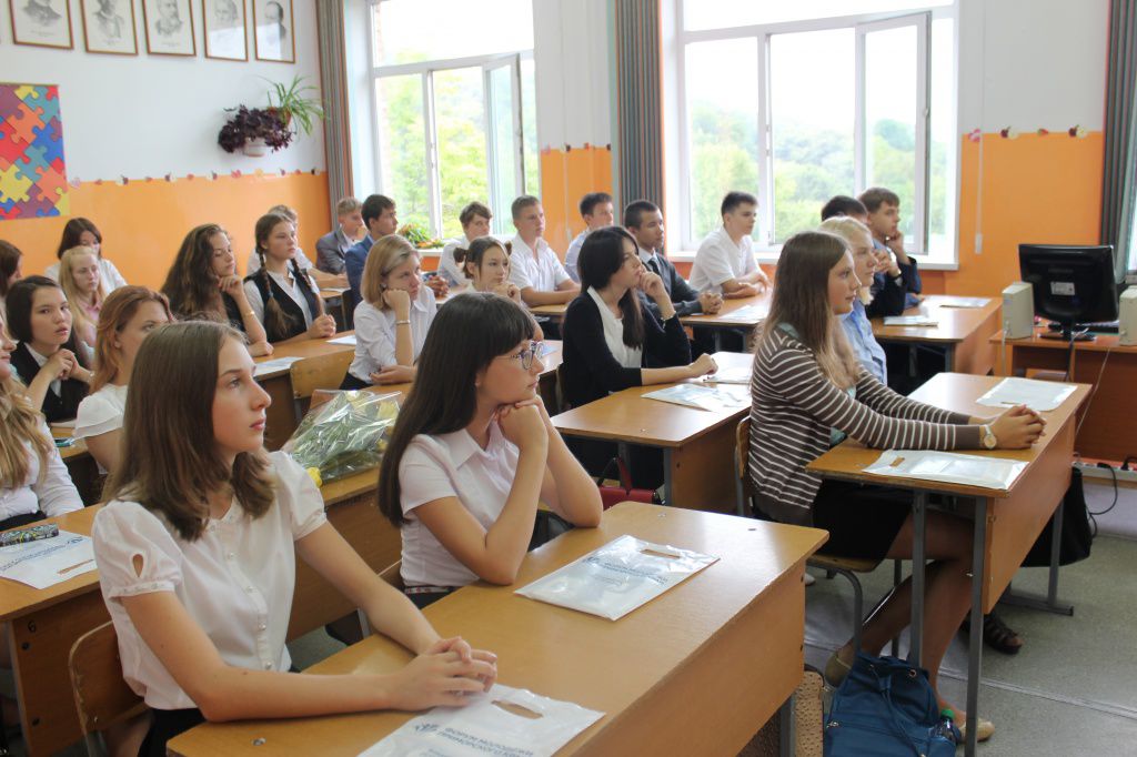 Учебные заведения продолжают набор в классы.