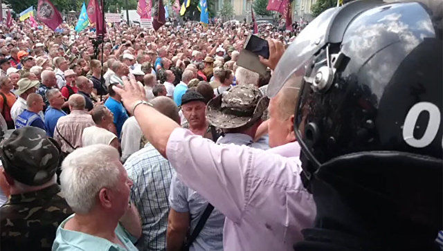 Украинская полиция взяла в кольцо здание Верховной рады.