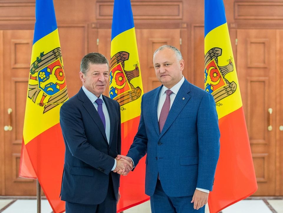Президент Молдовы Игорь Додон и вице-премьеро РФ Дмитрий Козак.